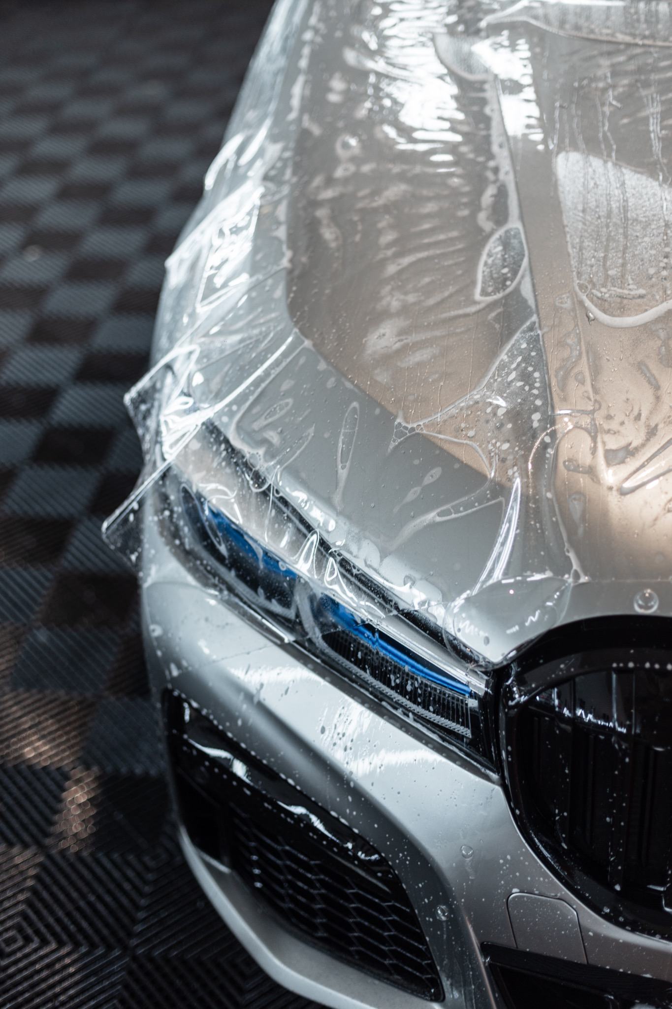 Aplicación de Paint Protection Film en el capó de un vehículo