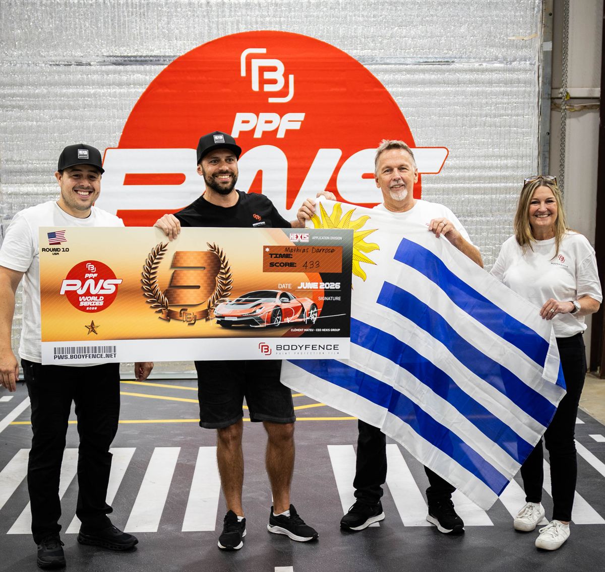 Mathias Darrosé con el reconocimiento de la clasificatoria de las Américas y la bandera de Uruguay